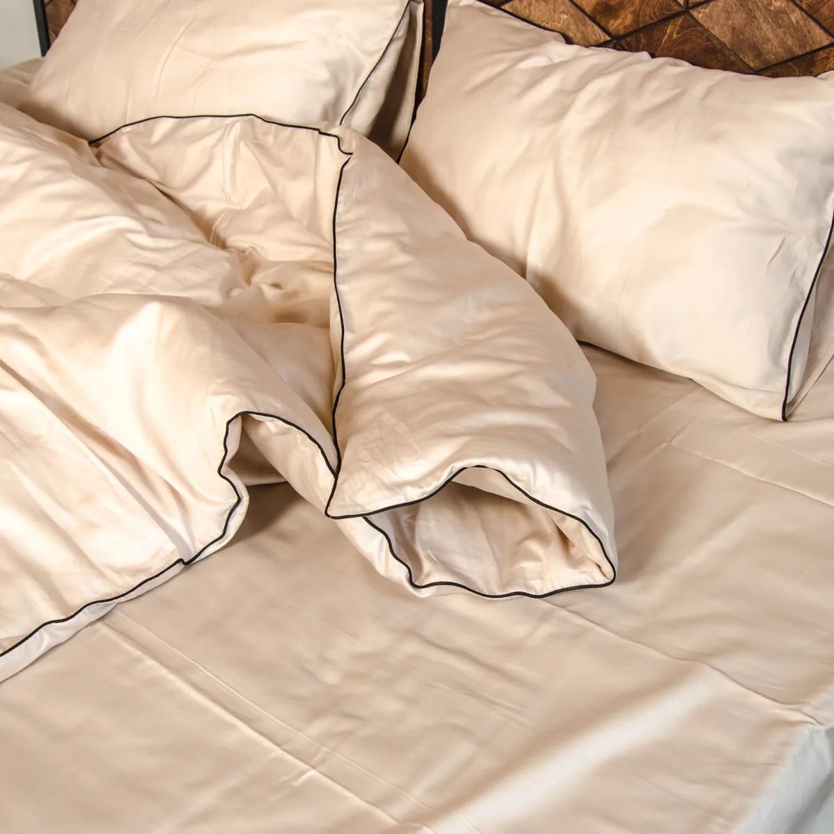 " BEIGE AVEC PASSEPOIL NOIR" ensemble complet en 100% COTTON de haute qualité, REF: CVS0205
