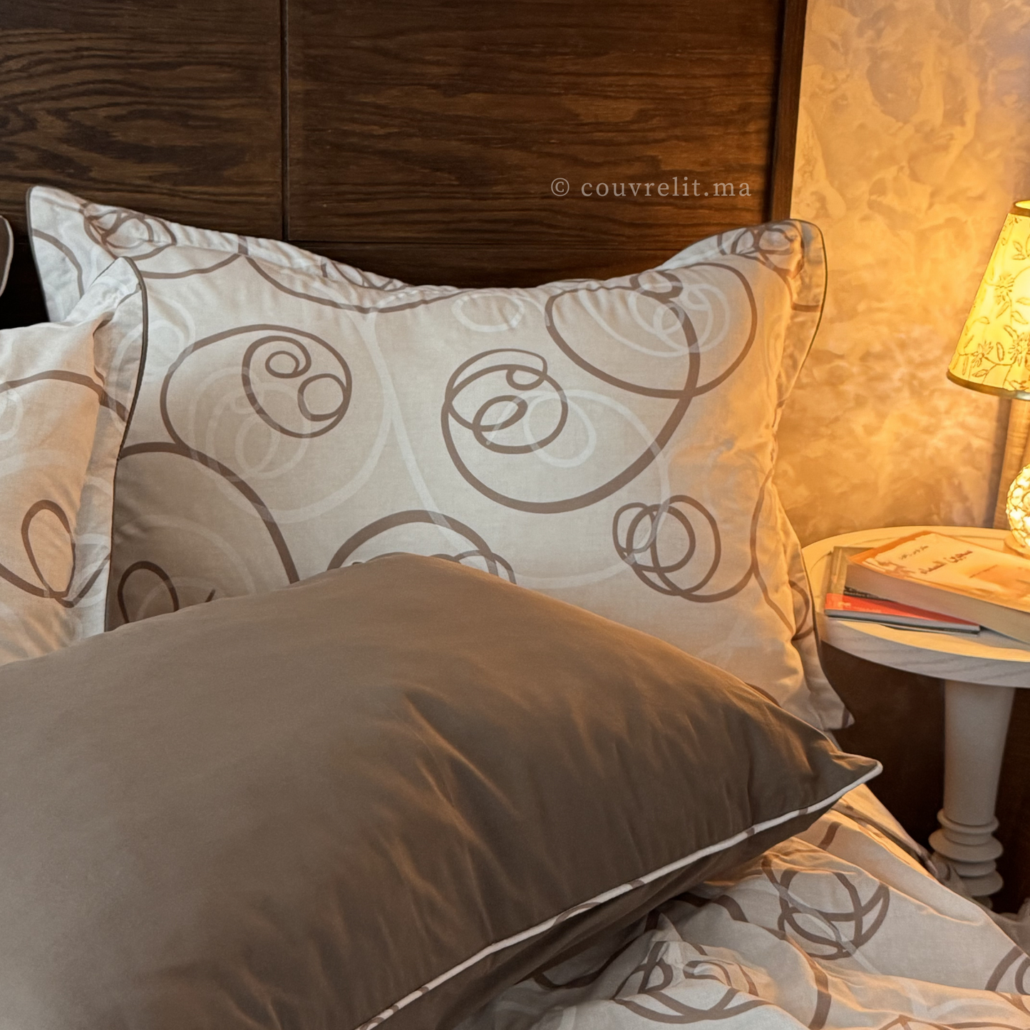 "Courbes Harmonie Taupe" Ensemble housse de couette – Collection Luxe Maison 🤎  REF: CVM00330
